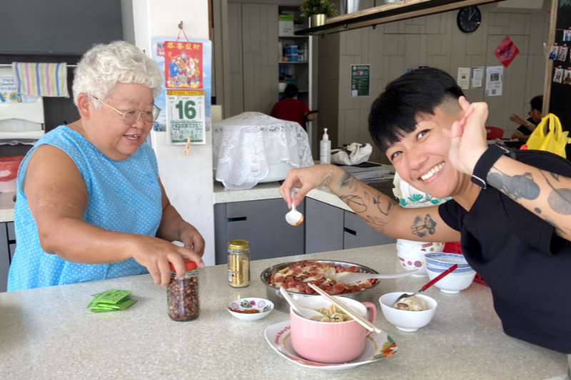 Salty Xi Jie Ng having lunch with Chia Yim Fong